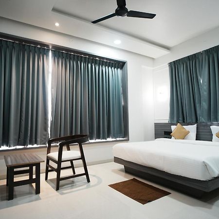 Hotel Oberon Solapur Eksteriør bilde