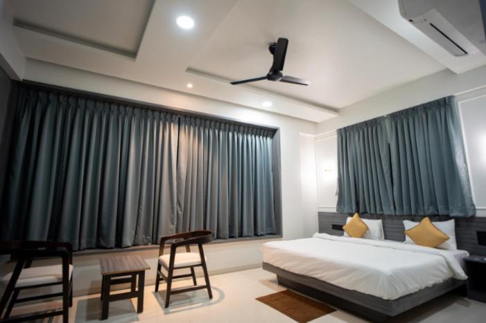 Hotel Oberon Solapur Eksteriør bilde