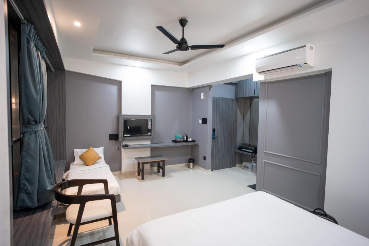 Hotel Oberon Solapur Eksteriør bilde