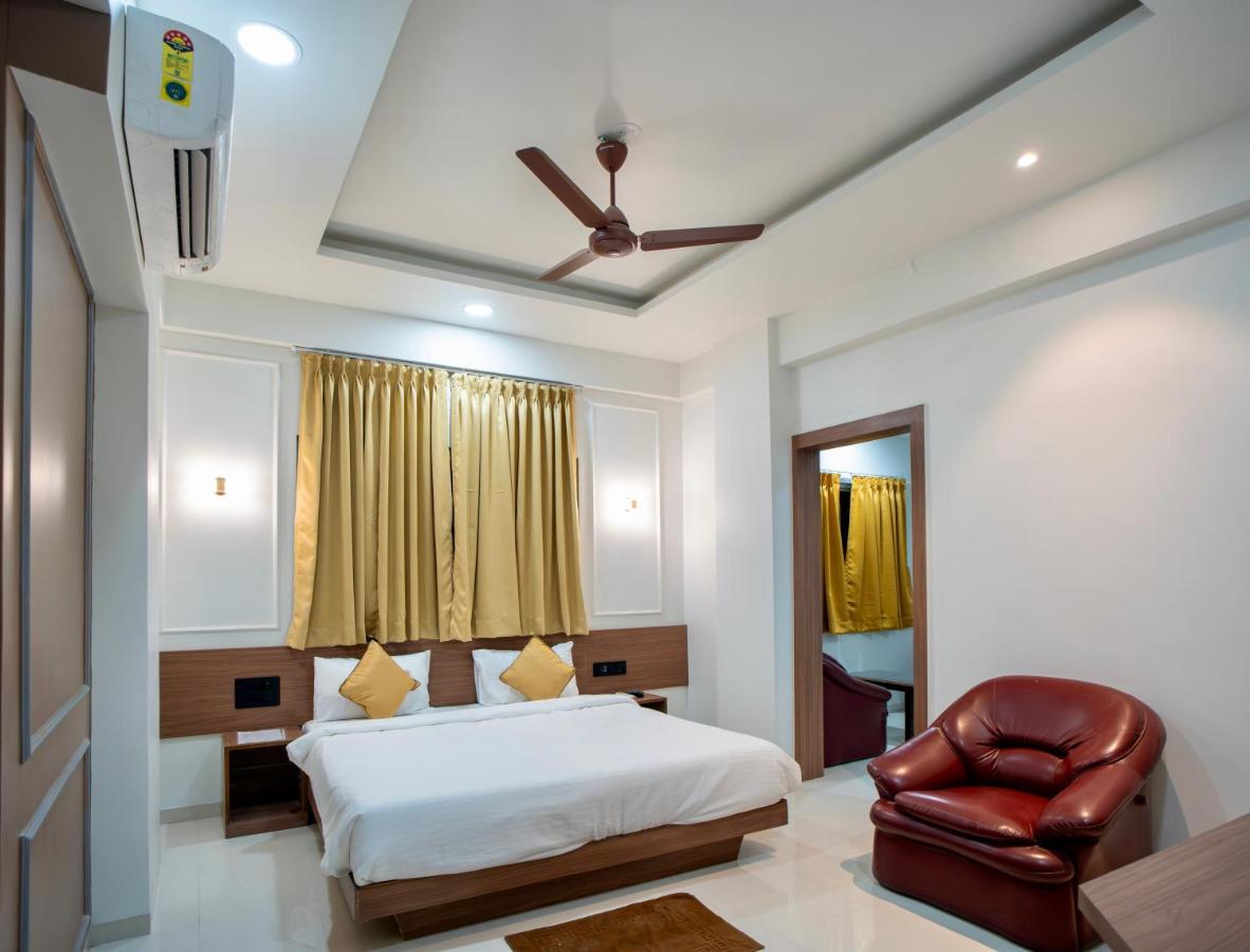 Hotel Oberon Solapur Eksteriør bilde