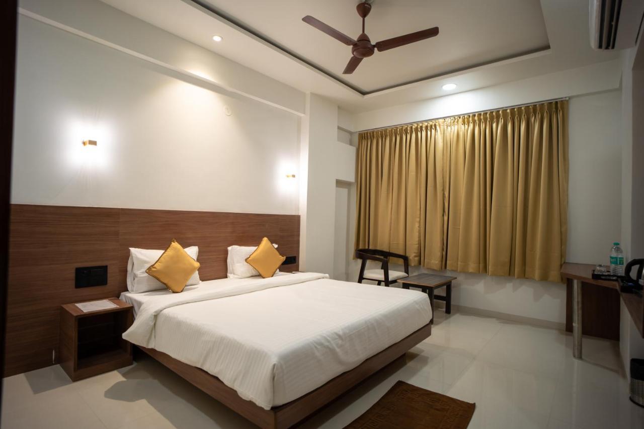 Hotel Oberon Solapur Eksteriør bilde