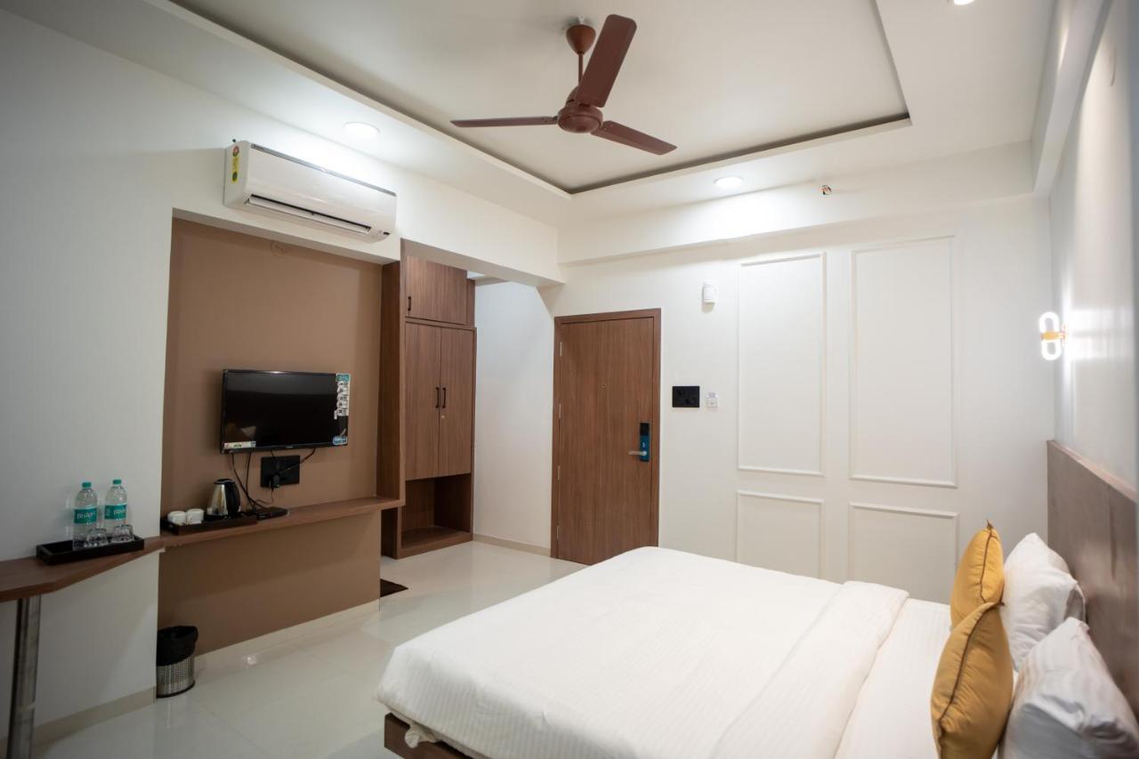 Hotel Oberon Solapur Eksteriør bilde