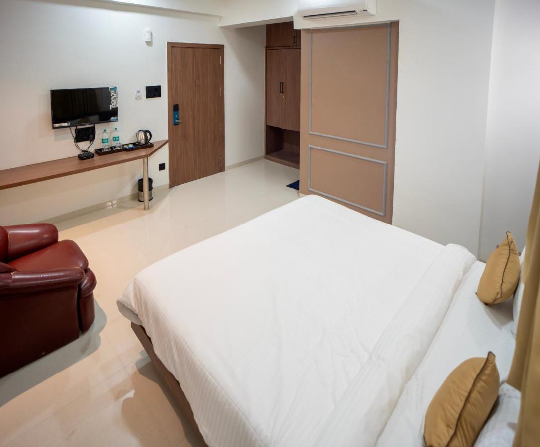 Hotel Oberon Solapur Eksteriør bilde