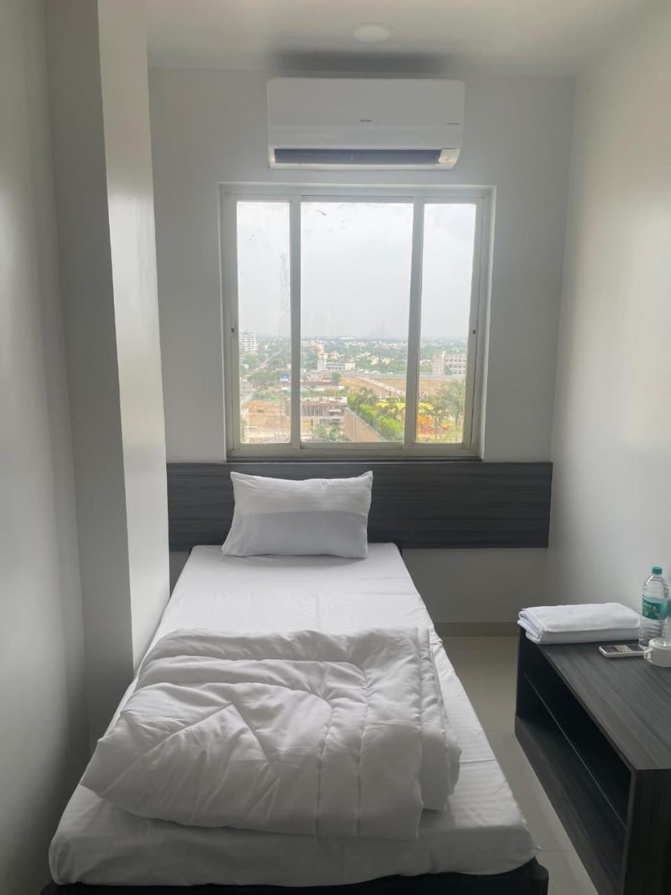 Hotel Oberon Solapur Eksteriør bilde