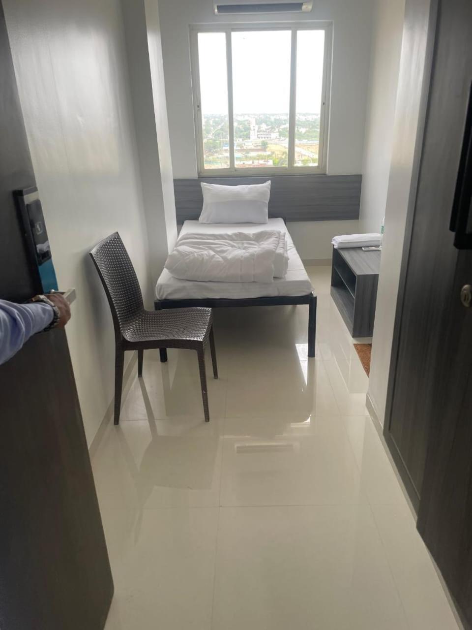 Hotel Oberon Solapur Eksteriør bilde