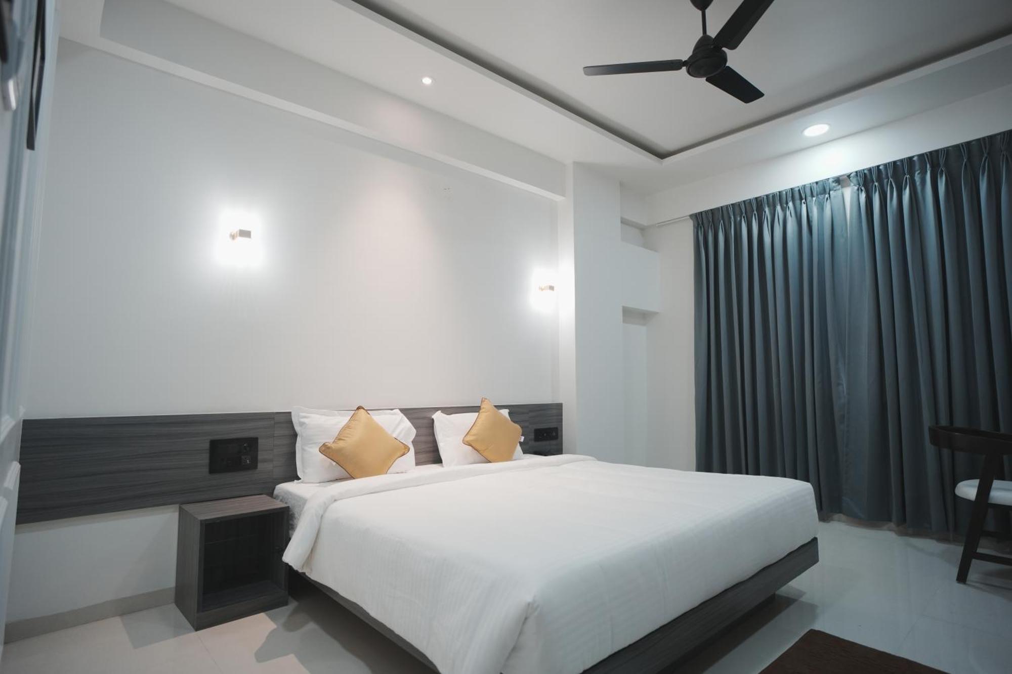 Hotel Oberon Solapur Eksteriør bilde